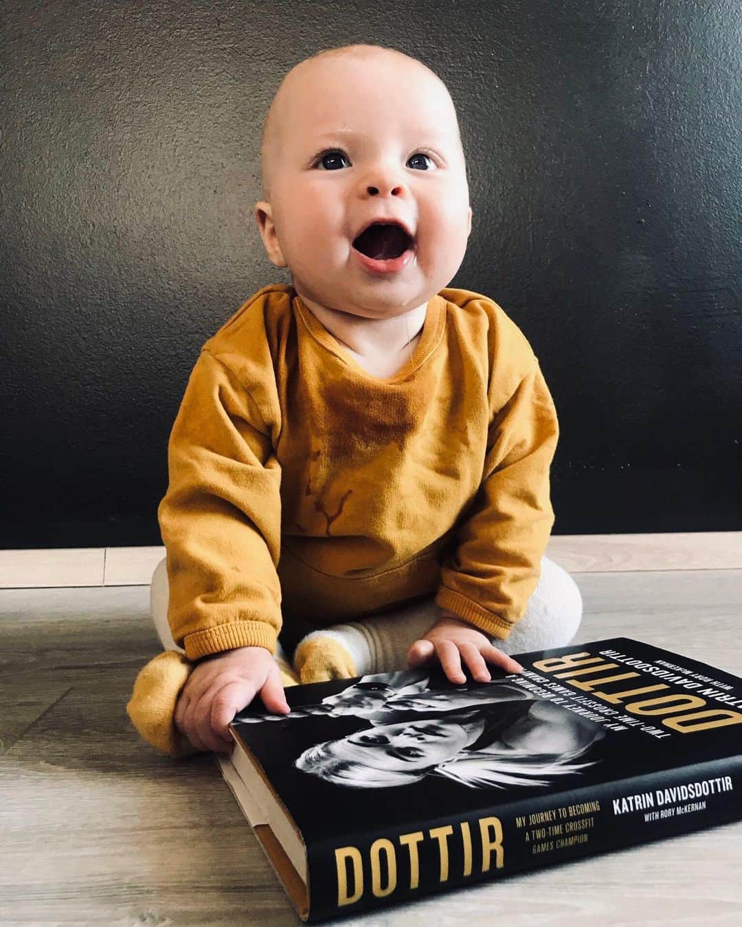 Katrin Tanja Davidsdottirさんのインスタグラム写真 - (Katrin Tanja DavidsdottirInstagram)「You can get your hands on your copy today, juuuuuust like my little Snædís! 💛🥰🐥 - But seriously, I can’t with this lil face! 🤭 THE cutest haha. Finally got my sister & my lil niece their copy of my book! It means the absolute freakin WORLD to me that I get inspire them & watch them grow up to be such strong, empowered & amazing DOTTIRS. - Link is in my bio // Can’t wait to hear what you guys think. LOVING the tags! xxx」8月11日 3時26分 - katrintanja