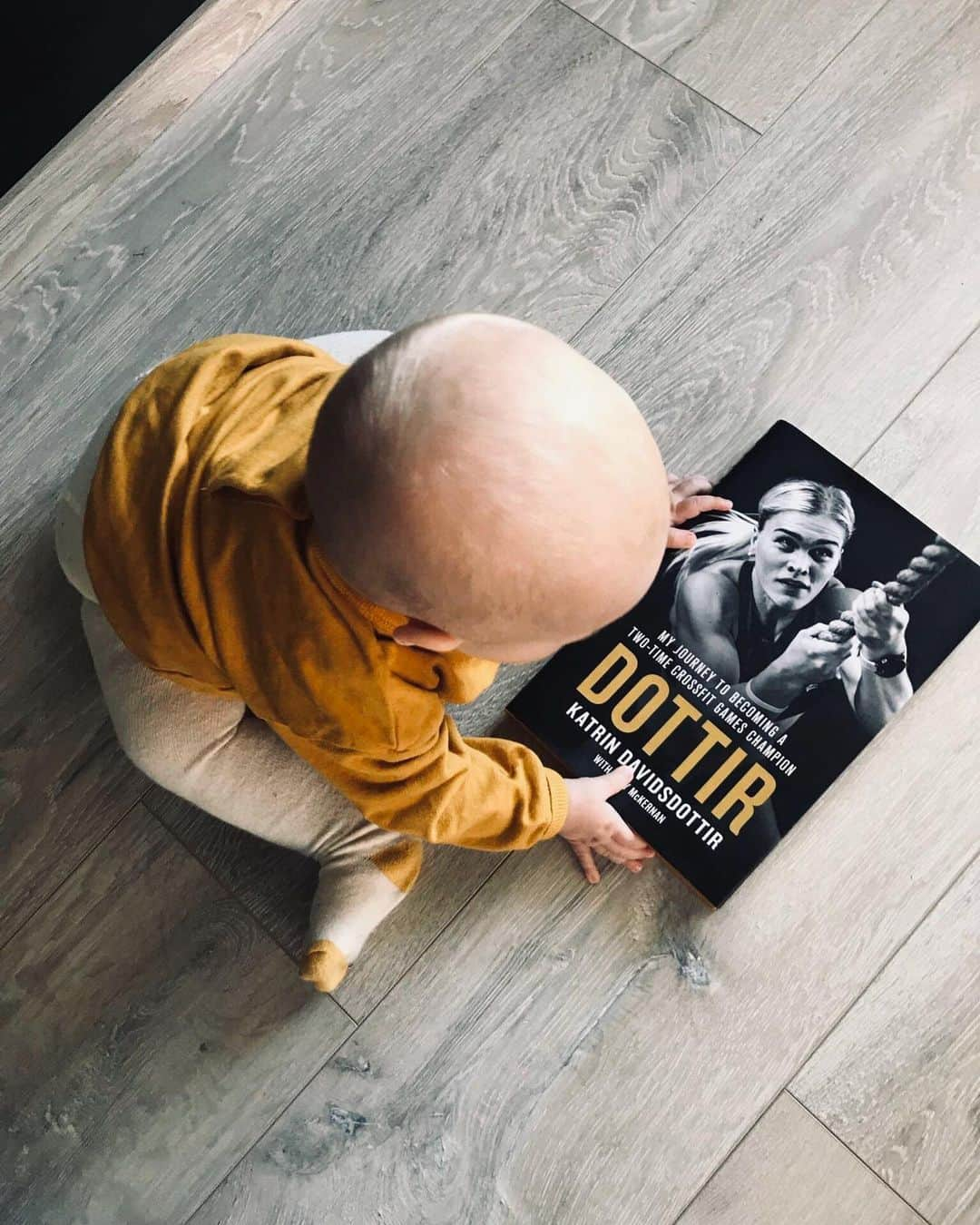 Katrin Tanja Davidsdottirさんのインスタグラム写真 - (Katrin Tanja DavidsdottirInstagram)「You can get your hands on your copy today, juuuuuust like my little Snædís! 💛🥰🐥 - But seriously, I can’t with this lil face! 🤭 THE cutest haha. Finally got my sister & my lil niece their copy of my book! It means the absolute freakin WORLD to me that I get inspire them & watch them grow up to be such strong, empowered & amazing DOTTIRS. - Link is in my bio // Can’t wait to hear what you guys think. LOVING the tags! xxx」8月11日 3時26分 - katrintanja