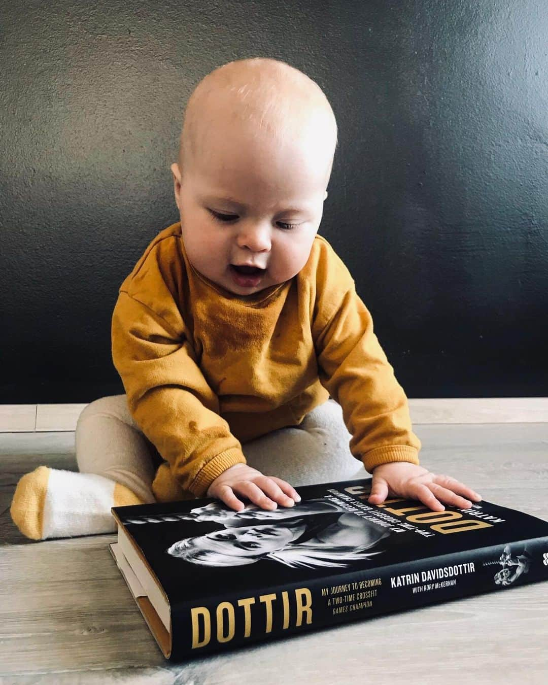 Katrin Tanja Davidsdottirさんのインスタグラム写真 - (Katrin Tanja DavidsdottirInstagram)「You can get your hands on your copy today, juuuuuust like my little Snædís! 💛🥰🐥 - But seriously, I can’t with this lil face! 🤭 THE cutest haha. Finally got my sister & my lil niece their copy of my book! It means the absolute freakin WORLD to me that I get inspire them & watch them grow up to be such strong, empowered & amazing DOTTIRS. - Link is in my bio // Can’t wait to hear what you guys think. LOVING the tags! xxx」8月11日 3時26分 - katrintanja