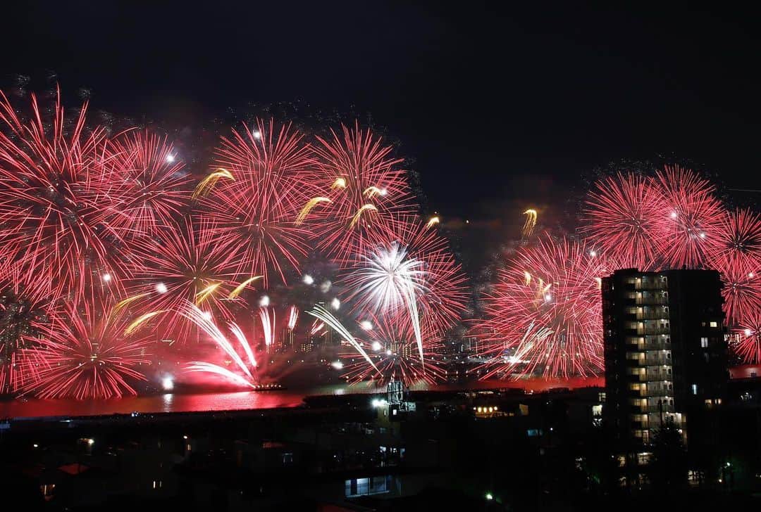 のインスタグラム：「今年も恵まれた環境で淀川の花火を見させてもらいました！毎年趣向を凝らして変えていってるんですね〜🎆甘えずより良くを追求する花火師さんや運営側に感謝！仕事もこうあるべき。ありがとうございました😊  #淀川花火大会  #hair equal #三国美容室 #三国 #キッズルーム #子連れでいける  #hair#hairstyle #スタッフ募集 #縮毛矯正が得意  #コタ #COTA #ヘアケア #駅ちか #美容室 #美容室求人 #美容師募集 #スタイリスト募集 #アシスタント募集 #メンズ  #メンズヘア #ボブ #子供カット #トリートメント  #トキオトリートメント #酸性ストレート  #酸性デジタルパーマ #ヘアドネーション #写真好きな人と繋がりたい」