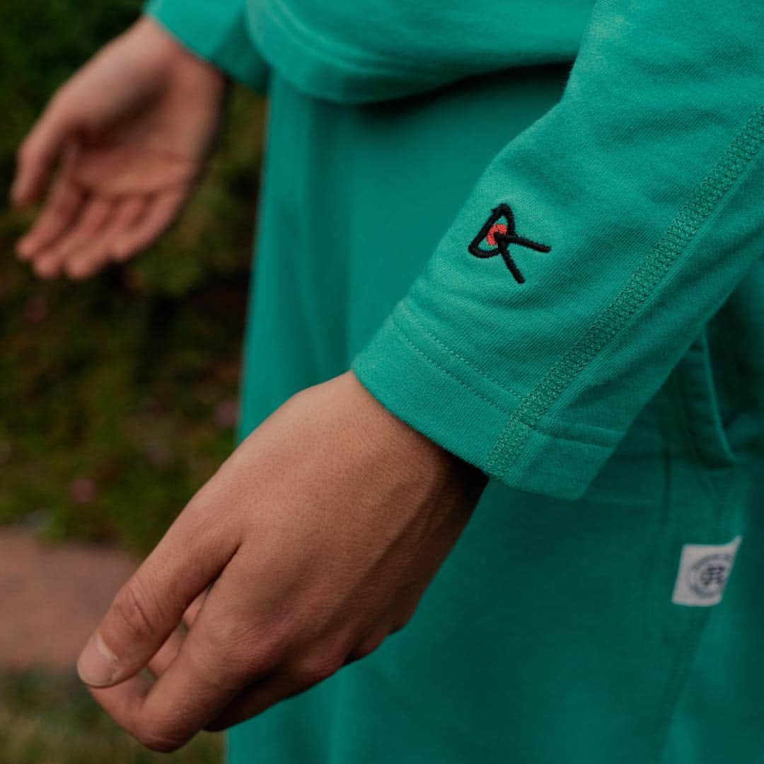 のインスタグラム：「The @DistrictVision x Reigning Champ Radical Retreat™ kit includes a graphic T-shirt with original artwork by Filip Pagowski, as well as a range of Lightweight Terry essentials featuring a high neck sweatshirt and classic sweatpant in a coastal Teal colourway made in our Vancouver factory.⁣ ⁣⁣⁣⁣⁣ Shop the full collection at ReigningChamp.com and at Reigning Champ Flagship Stores. ⁣⁣⁣⁣⁣ ⁣⁣⁣⁣⁣ #ReigningChamp #DistrictVision⁣⁣⁣⁣⁣ ⁣⁣⁣⁣⁣ Photography: @chadwicktyler ⁣⁣ Artwork: @filipagowski」