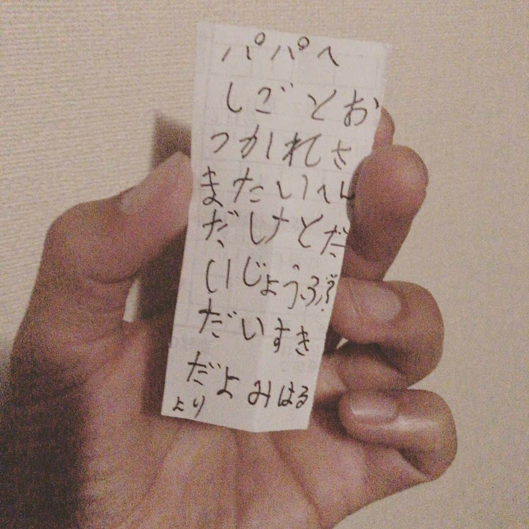 須賀真太郎さんのインスタグラム写真 - (須賀真太郎Instagram)「寝ようと思ったら枕の所に手紙が☆ これは嬉しい😂 とても長い1日だったけど（ライブ2回やったしw）、体はバキバキだけど、沢山笑わせてもらったし、最高だったな☆ みんなありがとう😊 おやすみなさい♪  #癒し」8月11日 3時56分 - sugacurry