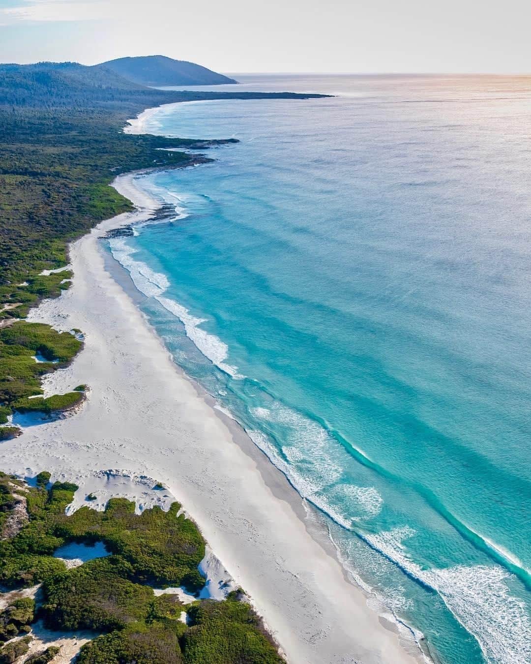 Australiaさんのインスタグラム写真 - (AustraliaInstagram)「The only blues you need in your life. 💙 @tavishhhphoto enjoyed the secluded #FriendlyBeaches on a recent trip to @tasmania’s #FreycinetNationalPark, where the water is clear and the sand is snow-white. Take your time exploring this beautiful part of @eastcoasttasmania, all its scenic walking trails and stunning coastline. Camp at the beach campground, stay at @freycinetlodge, or splurge and treat yourself to @luxurylodgesofaustralia’s @saffirefreycinet.  #seeaustralia #discovertasmania #eastcoasttasmania #luxurylodgesofaustralia #thegreatoutdoors #travel」8月11日 4時00分 - australia