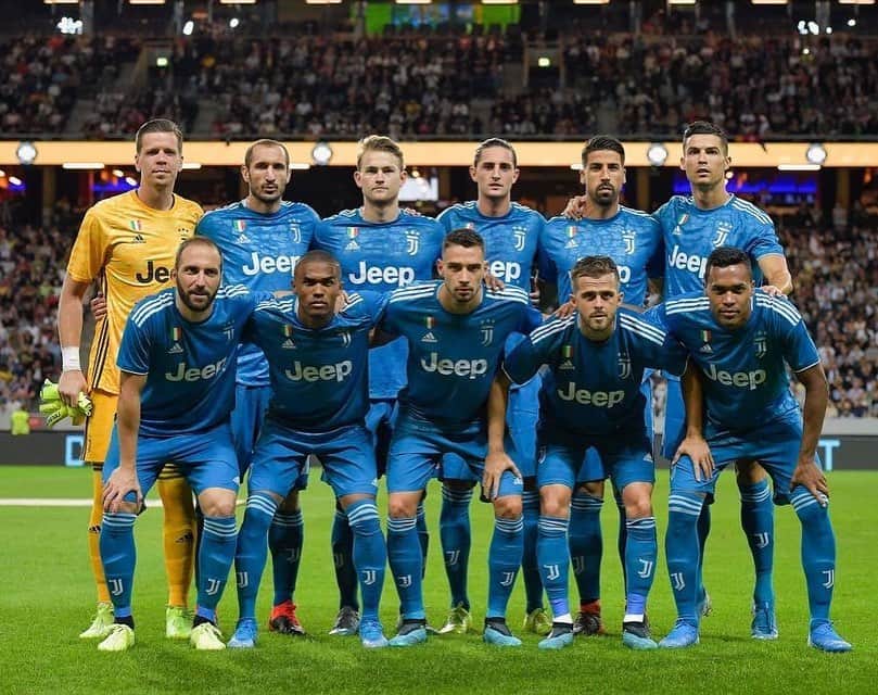 のインスタグラム：「Friendly in Stockholm in Swedish colours 🇸🇪😂 Back to Turin now✈️ #ICC2019 #AtletiJuve #ForzaJuve」