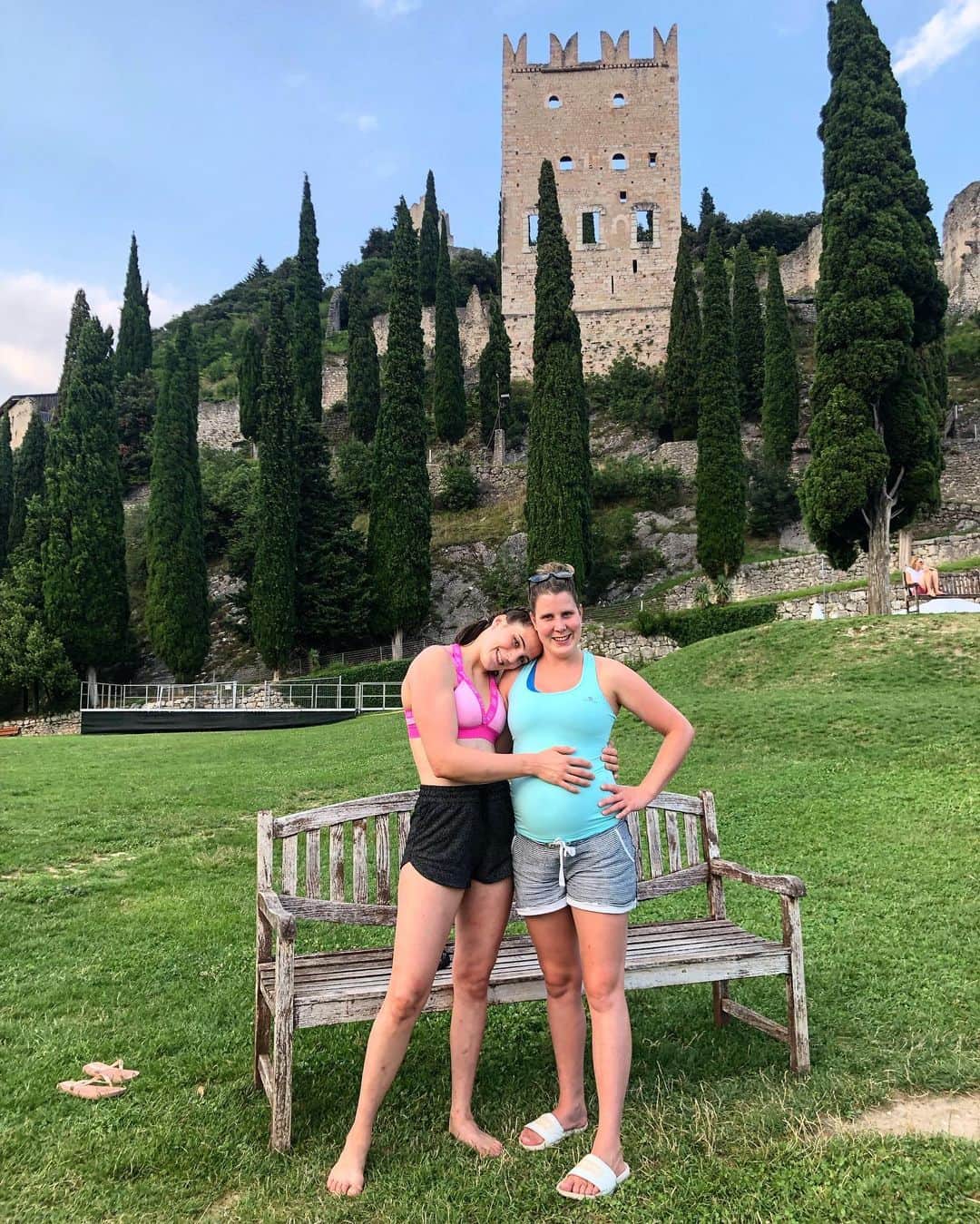 ユリア・クルーダーのインスタグラム：「sorry for the lack of posts lately...but I’m enjoying summer ☀️ here’s a 📸 with my favorite person who will soon split into 2 🤰🏼💙 @kruderneza  #tequieromuchisimo #stilltrainghardtho」