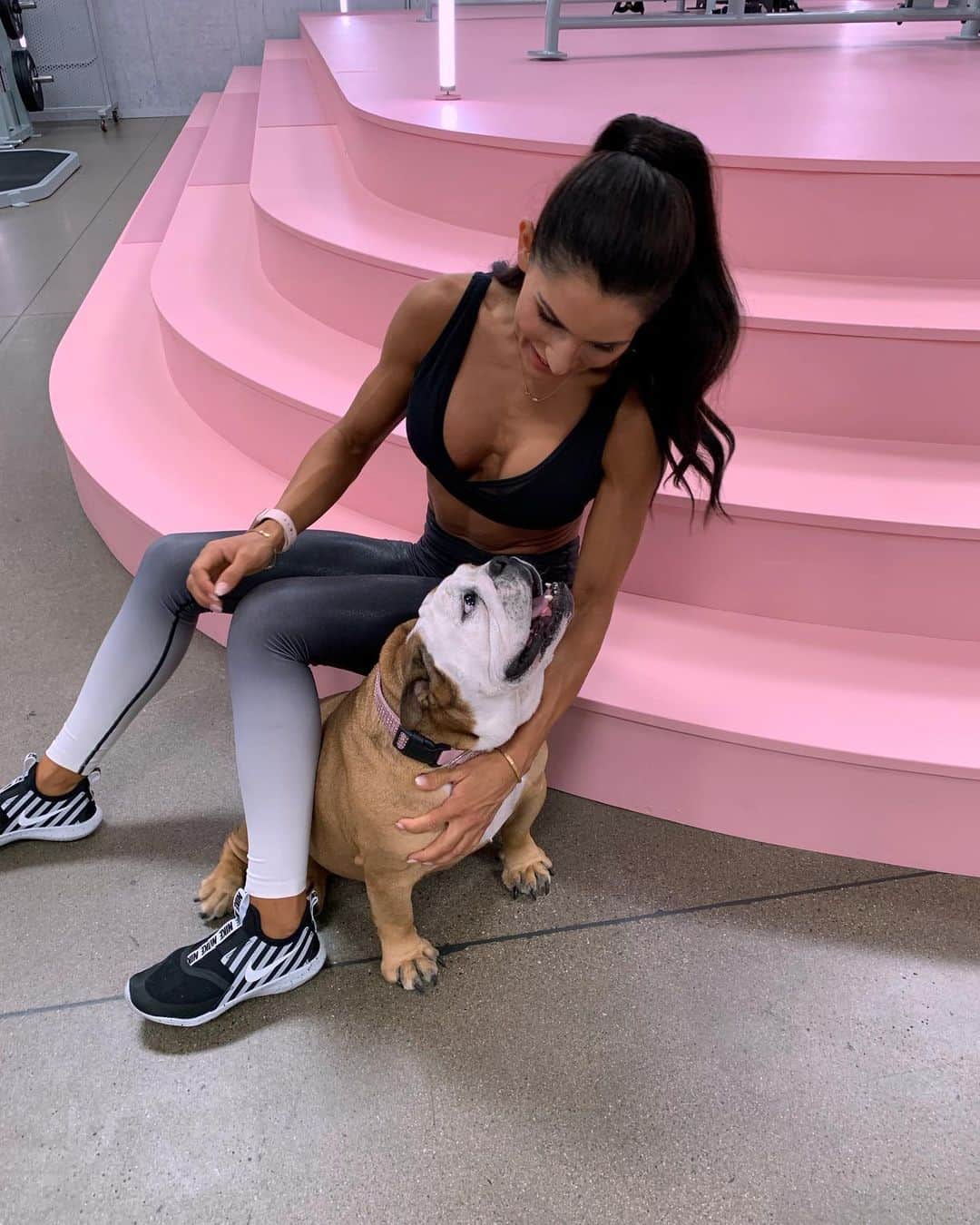 Alexia Clarkさんのインスタグラム写真 - (Alexia ClarkInstagram)「I decided to start a holiday - “Take Your Dog To Work Day”  Everyone in favor say “I” 😂😂 www.alexia-clark.com  #alexiaclark #queenofworkouts #queenteam #queen2019 #workout #fitness #bulldog #roxy #dogsofinstagram #fitdog #roxy #fitforHisreason #fitnessgirl #fitspo」8月11日 4時17分 - alexia_clark