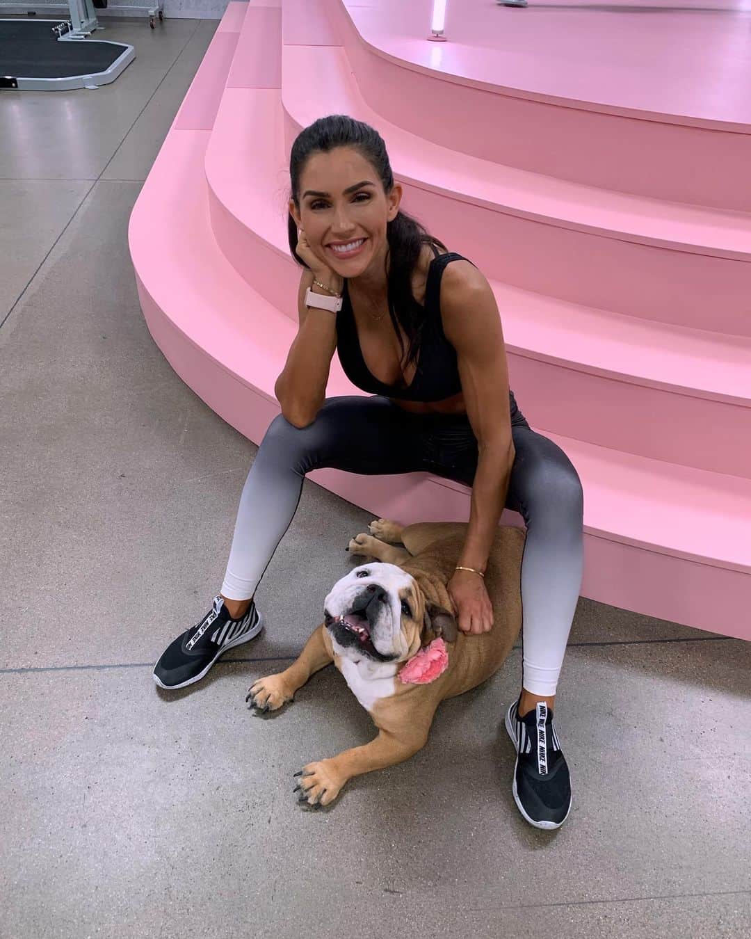 Alexia Clarkさんのインスタグラム写真 - (Alexia ClarkInstagram)「I decided to start a holiday - “Take Your Dog To Work Day”  Everyone in favor say “I” 😂😂 www.alexia-clark.com  #alexiaclark #queenofworkouts #queenteam #queen2019 #workout #fitness #bulldog #roxy #dogsofinstagram #fitdog #roxy #fitforHisreason #fitnessgirl #fitspo」8月11日 4時17分 - alexia_clark