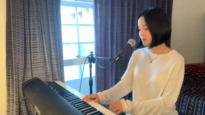 キム・ボヒョンのインスタグラム：「요즘 많은 사랑을 받고 있는 호텔 델루나의 ost 불러봤어요 :) 풀버젼은 제 유튜브 채널에 올려놨또요~~ 🥰♥️ 📺🎤 . . #Drama #드라마#HotelDelLuna #호텔델루나 #OST #cover #커버 #태연 #그대라는시」