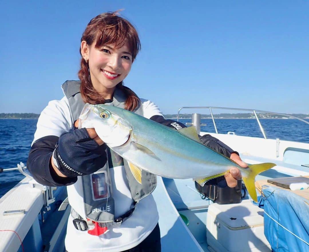 のインスタグラム：「🐟♡ また可愛いの釣れたよ😂︎💕︎笑 #ワカシ #ミニチュア #ブリ 立派に育ちますように👋🏼🌊✨✨ ＊ #fish #yellowtail #miniature #cutefish #fishing #sea #ocean #fishinggirl  #魚  #釣り #魚釣り #釣り好き #海 #阪本智子」