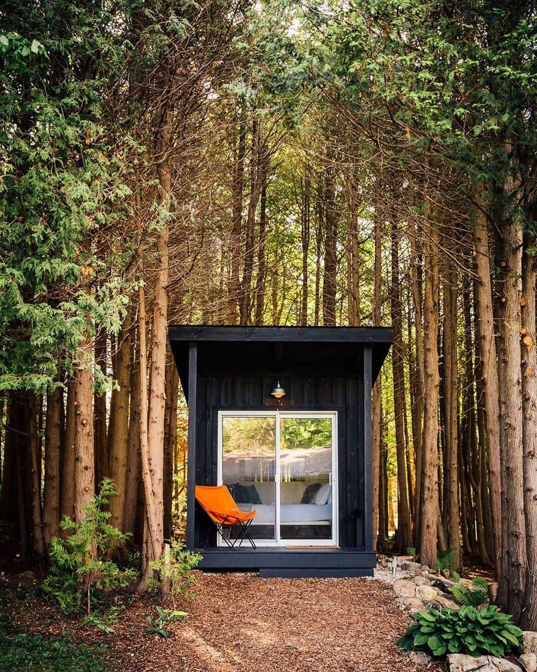 Airbnbさんのインスタグラム写真 - (AirbnbInstagram)「This little “bunkie” in the cedars is just part of Superhost Wilson’s Lake Eugenia retreat. It’s 40 feet away from the main house—just enough distance to escape your fam … er, enjoy some quiet contemplation. After your timeout, rent a canoe to explore the lake or ask Wilson for directions to his favorite swimming hole.  Photo: @cedarhighlands」8月11日 4時23分 - airbnb