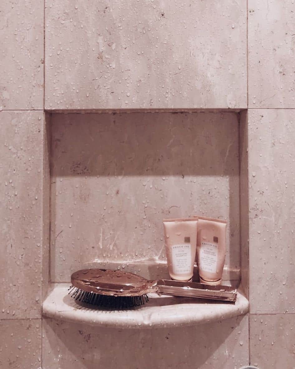 Kristin Essのインスタグラム：「Travel never looked so chic 🙊」