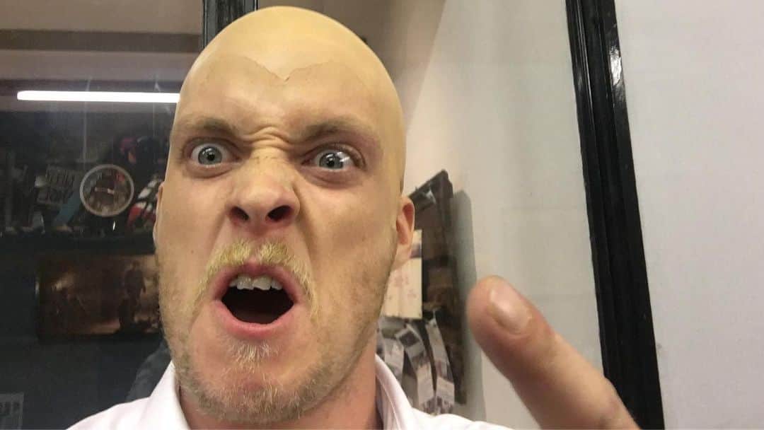 ルーファス・テイラーさんのインスタグラム写真 - (ルーファス・テイラーInstagram)「Morphing into a proud but for some reason very angry bald man. 😡 #thedarkness #video #rockandrolldeservestodie  #angry #bald #man」8月11日 4時30分 - rufusttaylor