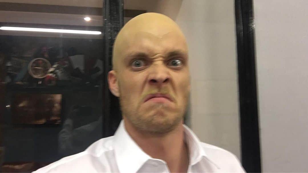 ルーファス・テイラーさんのインスタグラム写真 - (ルーファス・テイラーInstagram)「Morphing into a proud but for some reason very angry bald man. 😡 #thedarkness #video #rockandrolldeservestodie  #angry #bald #man」8月11日 4時30分 - rufusttaylor