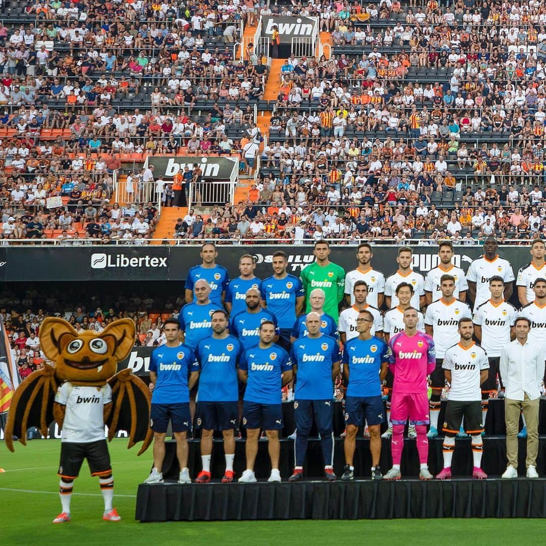 バレンシアCFさんのインスタグラム写真 - (バレンシアCFInstagram)「OUR TEAM LOOKING GREAT 😎 . Ahí les tenemos 🦇🦇🦇 . Soñamos AFICIÓN? 🖤⚪️ . #valenciacf #bwintrofeonaranja #amuntvalencia #mestalla #newera #newseason」8月11日 4時38分 - valenciacf