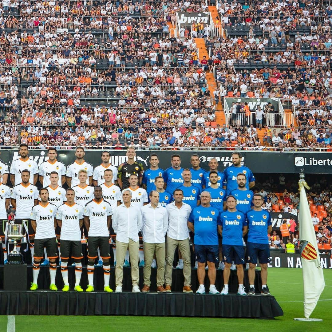 バレンシアCFさんのインスタグラム写真 - (バレンシアCFInstagram)「OUR TEAM LOOKING GREAT 😎 . Ahí les tenemos 🦇🦇🦇 . Soñamos AFICIÓN? 🖤⚪️ . #valenciacf #bwintrofeonaranja #amuntvalencia #mestalla #newera #newseason」8月11日 4時38分 - valenciacf