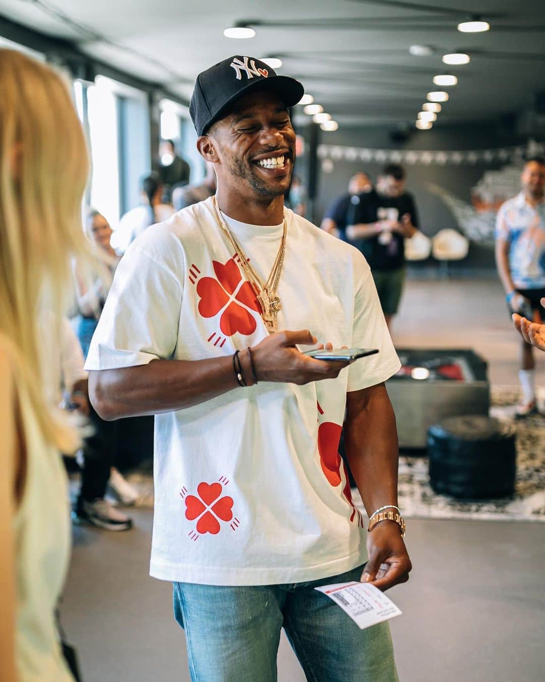 Foot Lockerさんのインスタグラム写真 - (Foot LockerInstagram)「@TeamVic came to celebrate the grand opening of the new @FootLocker #WashingtonHeights Community Store and surprised some special #NikePlus members! He also took a quick L on the NikePlus Shoecase. If you’re #Uptown come through and try your luck! #BecauseSneakers @footlockerwashhts」8月11日 4時39分 - footlocker