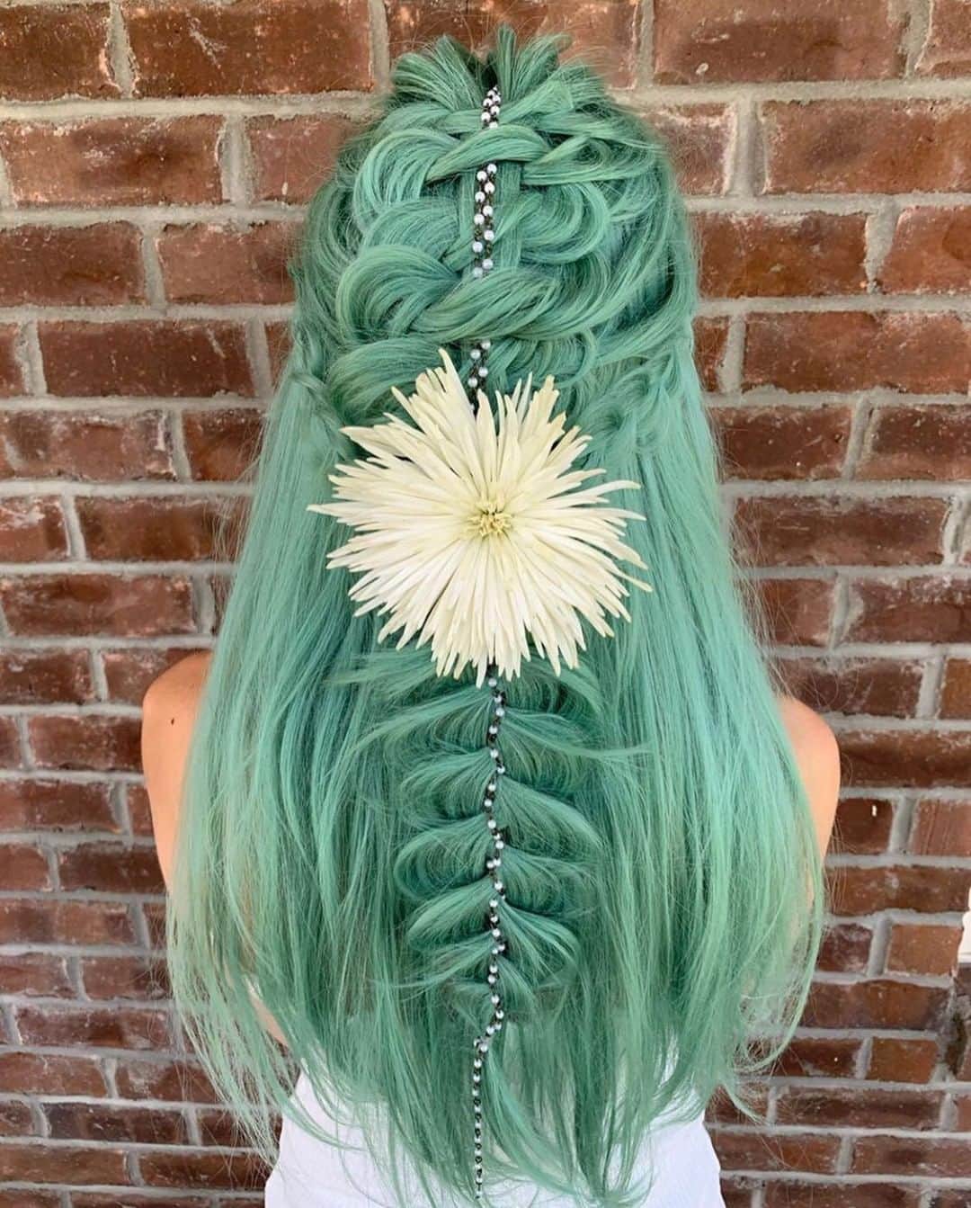 CosmoProf Beautyさんのインスタグラム写真 - (CosmoProf BeautyInstagram)「Summer Days and Beautiful Braids 💚🤘🏼⁣ ⁣ #CosmoPro @amandajeank incorporated 3 types of braids into this style and used @sexyhair Texture Sexy Hair Surfer Girl to give this fun upstyle a little texture and to give her braids some grip and expansion 🌼⁣ ⁣ Save over 25% on the Texture Sexy Hair 5-piece intro kit this month at #cosmoprofbeauty where you are #licensedtocreate⁣ ⁣ #repost #braidedhair #braidedhairstyles #braidstyle #braidstyles #braidideas #braidedstyles」8月11日 4時40分 - cosmoprofbeauty