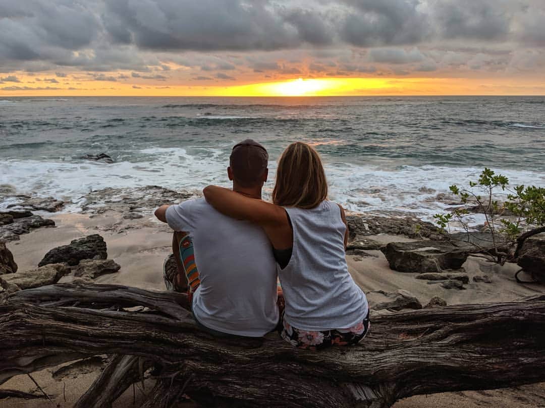 マヌ・ジノビリのインスタグラム：「El firmamento tico, siempre generoso, nos liberó ese último pedacito de cielo para que pudiéramos disfrutar juntos de otro atardecer estupendo. Gracias de nuevo 🇨🇷!」