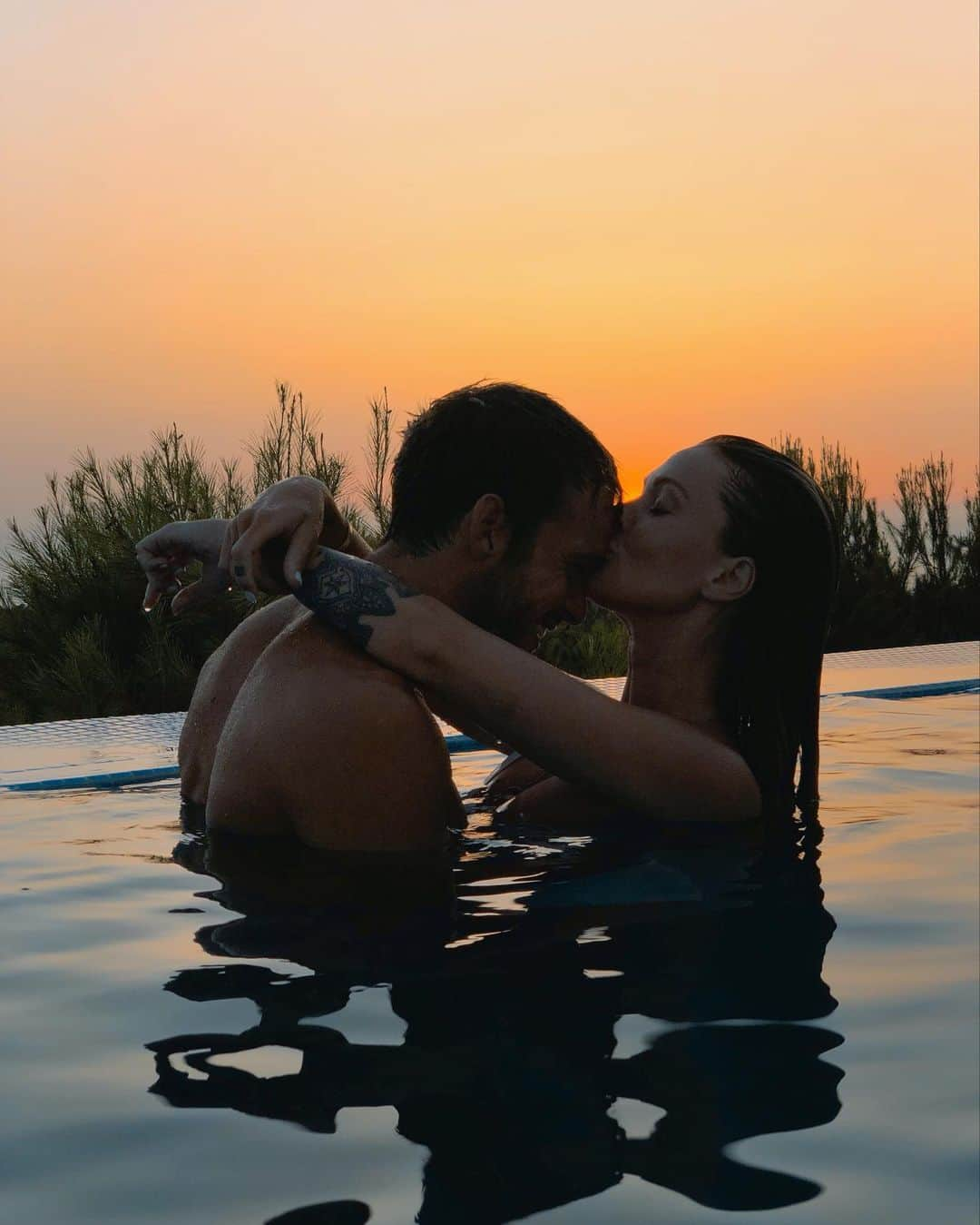 Caroline Receveurさんのインスタグラム写真 - (Caroline ReceveurInstagram)「Happy Birthday to you my love!  The most beautiful sunset is definitely in your arms 🧡 @hugophilip  #30」8月11日 4時45分 - carolinereceveur