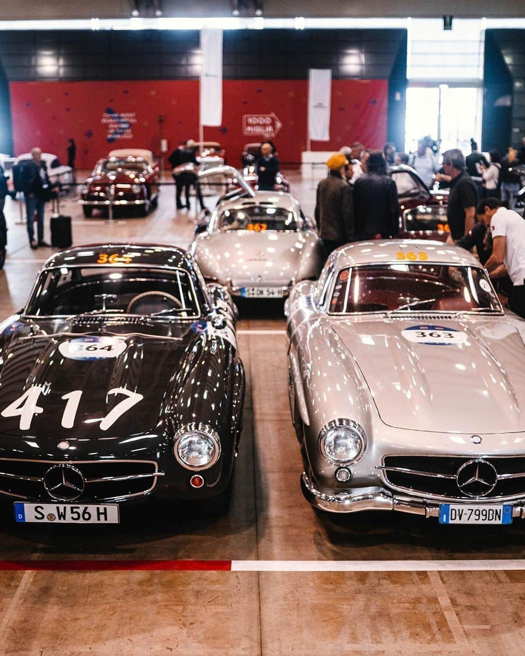 メルセデス・ベンツさんのインスタグラム写真 - (メルセデス・ベンツInstagram)「Eight Mercedes-Benz 300 SL from our classic collection took part in the #MBmille this year. What’s your favorite: Grey racer or silver cruiser? 😎 . . 📸 by @mercedesbenzmuseum . #mbclassic #mercedes #mercedesbenz #300sl #gullwing #classiccars #oldcarsrule #millemiglia #1000miglia #millemiglia_italy#pizzatime #mercedesbenzclassic #ClassicCar #Car #Carsofinstagram #InstaCar #DreamCar #MBCar #Classic #oldtimer #daimler #goodtimes #backinthedays #performance #thebestornothing #millemigliaofficial」8月11日 5時00分 - mercedesbenz