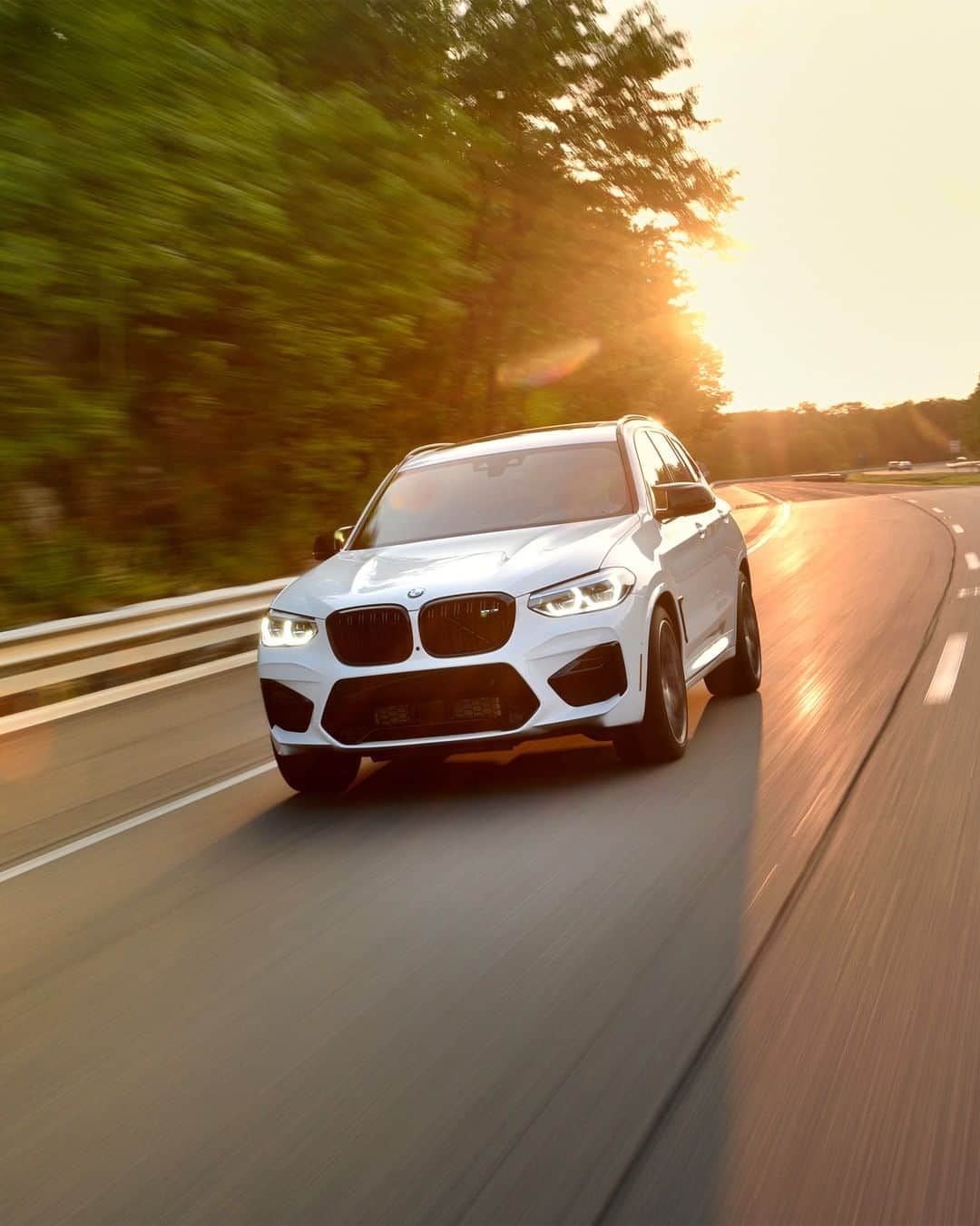 のインスタグラム：「Performance without borders. The first-ever BMW X3 M Competition. #TheX3M #BMW #X3M #BMWM __ BMW X3 M Competition: Fuel consumption in l/100 km (combined): 10.5. CO2 emissions in g/km (combined): 239.  Acceleration (0-100 km/h): 4.1 s. Power: 510 hp, 600 Nm. Top speed (limited): 250 km/h. Paint finish shown: Alpine White.  The values of fuel consumptions, CO2 emissions and energy consumptions shown were determined according to the European Regulation (EC) 715/2007 in the version applicable at the time of type approval. The figures refer to a vehicle with basic configuration in Germany and the range shown considers optional equipment and the different size of wheels and tires available on the selected model. The values of the vehicles are already based on the new WLTP regulation and are translated back into NEDC-equivalent values in order to ensure the comparison between the vehicles. [With respect to these vehicles, for vehicle related taxes or other duties based (at least inter alia) on CO2-emissions the CO2 values may differ to the values stated here.] The CO2 efficiency specifications are determined according to Directive 1999/94/EC and the European Regulation in its current version applicable. The values shown are based on the fuel consumption, CO2 values and energy consumptions according to the NEDC cycle for the classification. For further information about the official fuel consumption and the specific CO2 emission of new passenger cars can be taken out of the „handbook of fuel consumption, the CO2 emission and power consumption of new passenger cars“, which is available at all selling points and at https://www.dat.de/angebote/verlagsprodukte/leitfaden-kraftstoffverbrauch.html.」