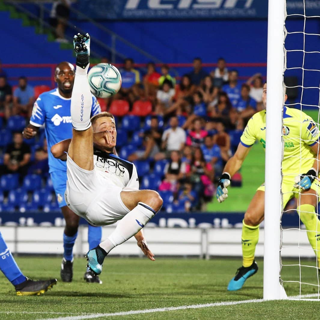 アタランタBCさんのインスタグラム写真 - (アタランタBCInstagram)「#GetafeAtalanta | 1-0 | HT ⏸️ Al termine del primo tempo il Getafe conduce per 1-0 😒 Getafe lead 1-0 at the end of the first half  #GoAtalantaGo ⚫️🔵 #Atalanta #preseason #friendly」8月11日 4時57分 - atalantabc