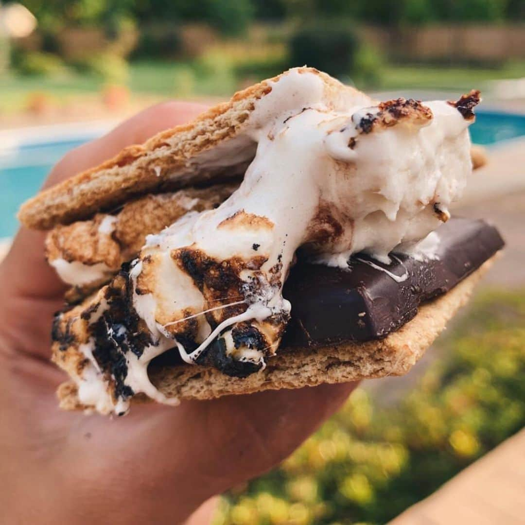 Whole Foods Marketさんのインスタグラム写真 - (Whole Foods MarketInstagram)「We don’t just want this s’more; we need it because today is #nationalsmoresday! Epic #smores combo with @snackapade smashmallow and @chocolove dark chocolate from @eatswithclaire.」8月11日 5時08分 - wholefoods