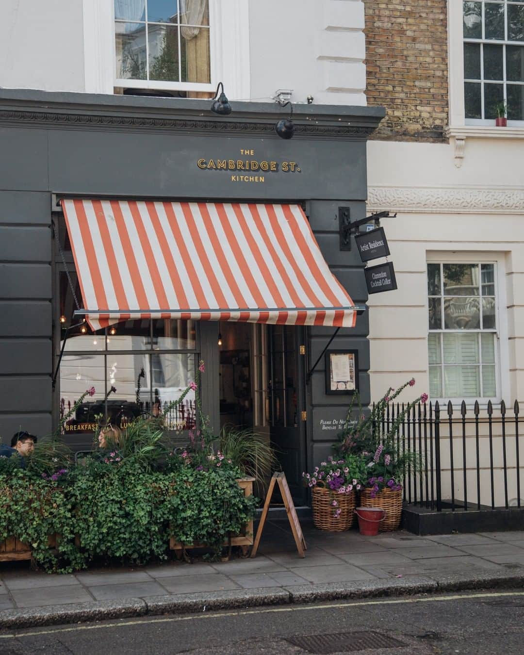 MR PORTERのインスタグラム：「Stumbling across manicured corners of London, at #MRPORTERStyleCouncil favourite @thecambridgest.⁠ -⁠ Head to the link in bio for more of our preferred London haunts.」