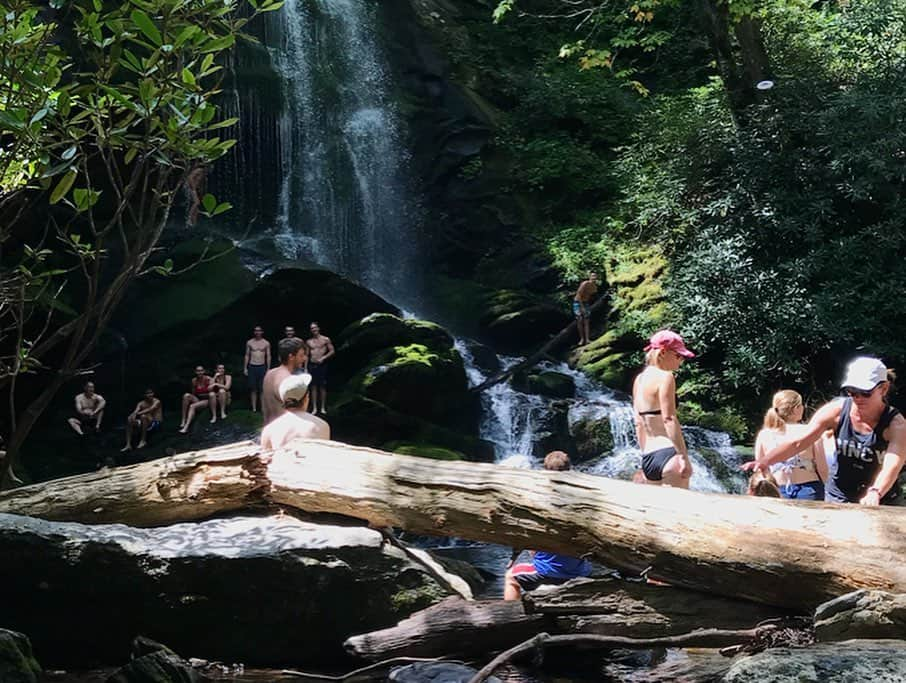 ジャック・グリフォーさんのインスタグラム写真 - (ジャック・グリフォーInstagram)「We hiked a mountain, found a waterfall, and threw a frisbee #BaileysBigBeautifulBatchchelorBash 🥳」8月11日 5時02分 - jackgriffo