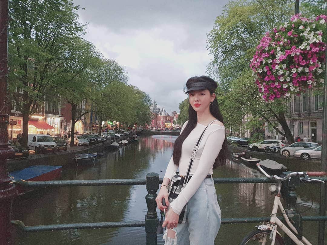 イ・ダヒさんのインスタグラム写真 - (イ・ダヒInstagram)「다들 잘 자고 있지?😊 #netherlands #amsterdam #네덜란드 #암스테르담 #좋은꿈꾸면서자길」8月11日 5時03分 - dahee0315