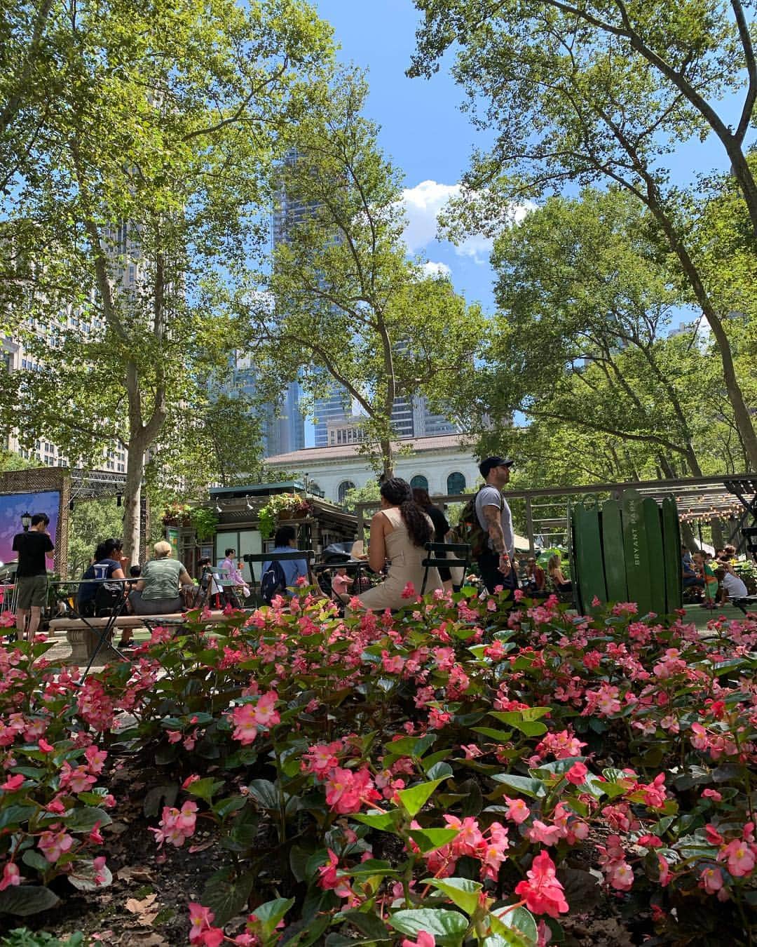 のインスタグラム：「【Hello, NEW YORK!!🗽】 ・ Beginning of a new life in NYC🌿  ニューヨークの皆さま、 よろしくお願いします🙇‍♀️✨ ・  #nyc #bryantpark #manhattan #ichiranramen #NY #NY生活 #始まりました」