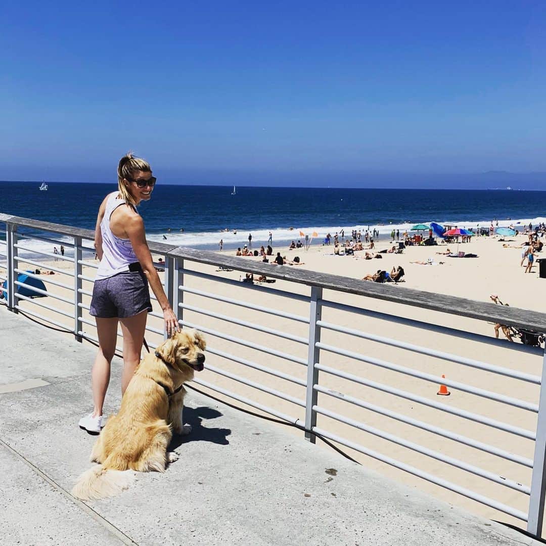 エリン・アンドリューズのインスタグラム：「❤️🐶🤙 #lookbackatit」