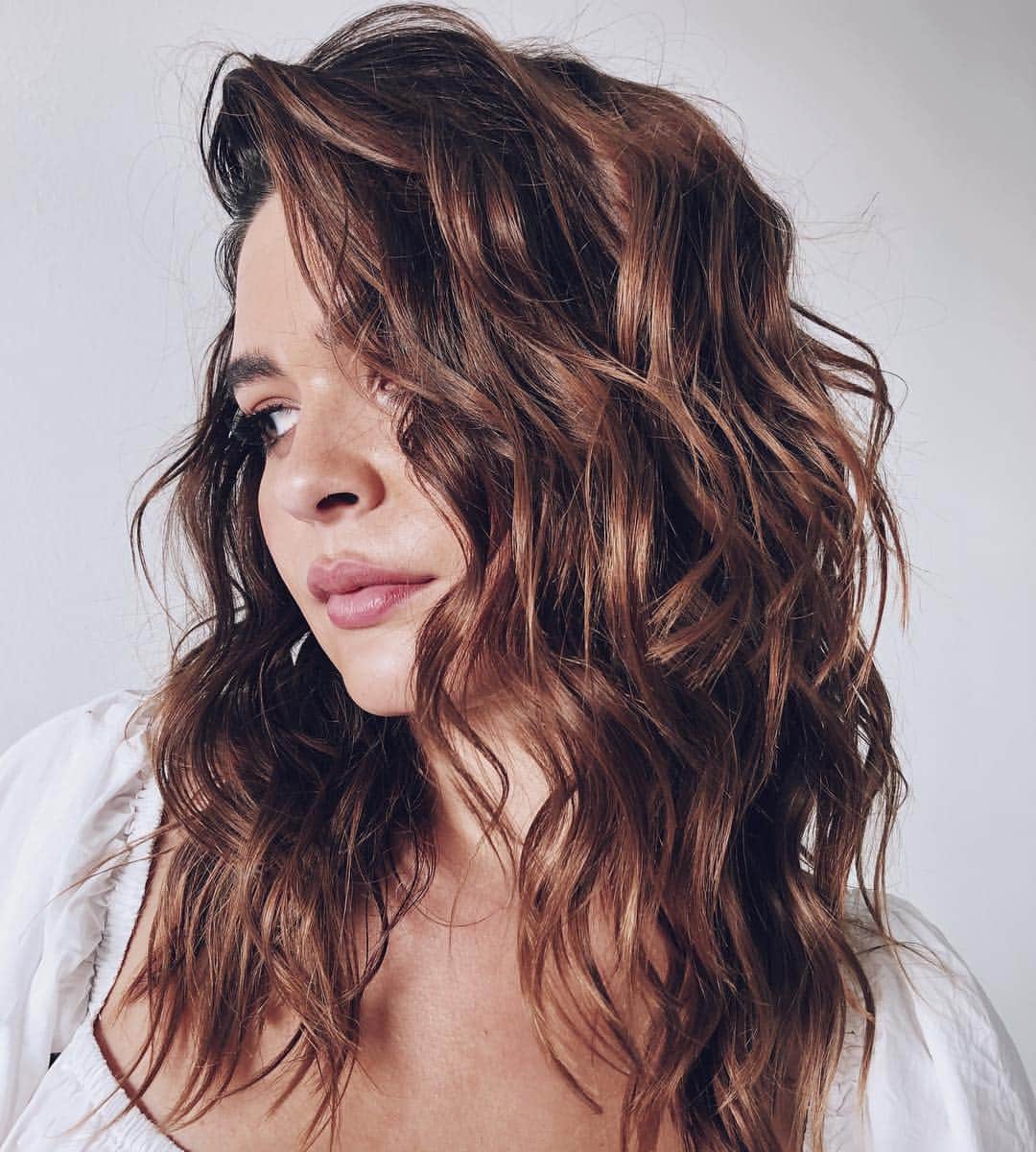 Kristin Essのインスタグラム：「Beachy waves on @bellaagolden for @lclaurenconrad 💕 I’ve gotten to do Bella’s hair a couple of times now and she’s got naturally wavy hair. We air dry to let her own waves come out first, then refine any unruly waves with a 1” curling iron. Finished it off with Beach Wave Spray. 👸🏽」