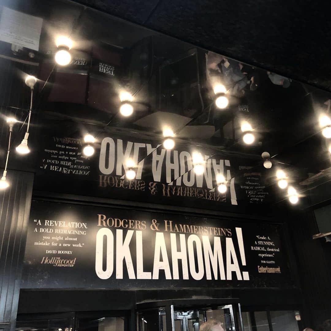 のインスタグラム：「Another impressive show, “Oklahoma!” No doubt that it’s one of the best musicals in 2019, as you all already saw on Tony Awards. @oklahomabway #oklahomabroadway #オクラホマ #broadwaymusicals #ブロードウェイミュージカル #tonywinners #cornbread #chilliconcarne #circleinthesquare . . もう一つ観劇、『オクラホマ！』……いやー、凄かった。サークルインザスクエア劇場で今までもいろいろ観たけど、ステージシート、素明かり、半没オケピ、完全暗転、からの強烈な明転、暗視カメラ投影、この使い方は素晴らしいなぁ……そして、オチは有名かつ心臓弱い方にはお薦めできないほど大変しんどい作品ですが、爆笑させるところは大爆笑。幕間はチリコンカンとコーンブレッド。もう何日も何日もそこに居て全部を観ていたような充実感と疲労感でした。 . . 私の今季の激推しはみんな大好き『ヘイディスタウン』だったんだけど、こりゃ拮抗しますね……いずれも「舞台上で、物語の中で、人が一人死ぬ」ことを取り扱い、180度逆のアプローチで、それぞれに演劇的興奮がある。」