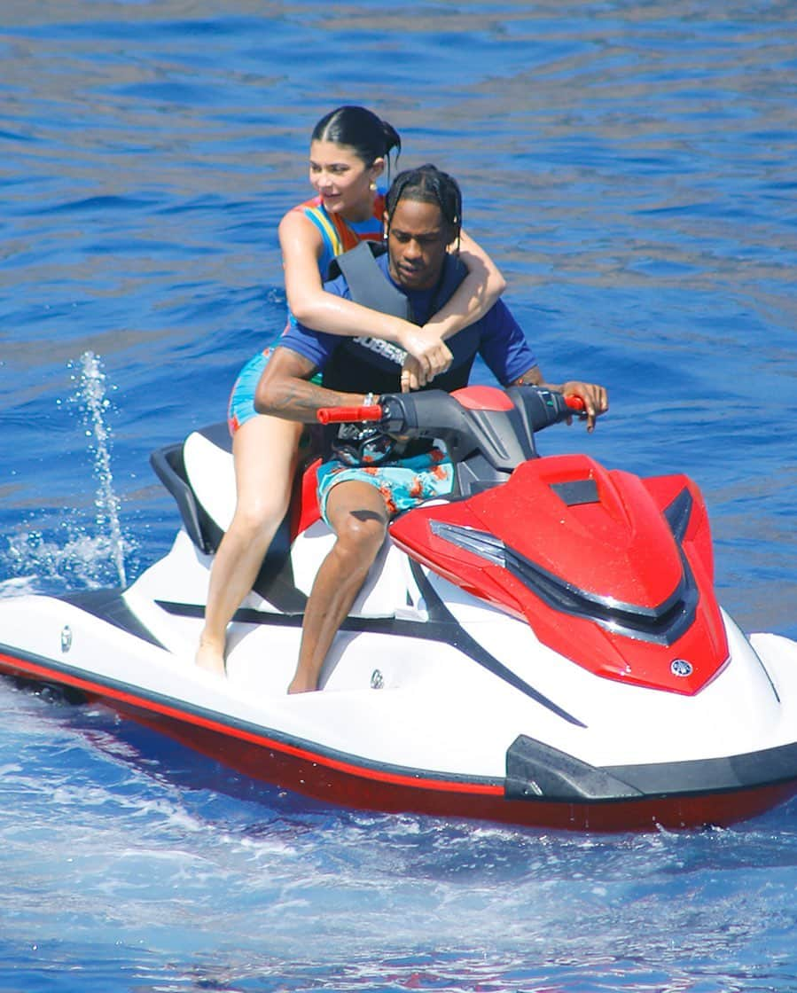 Just Jaredさんのインスタグラム写真 - (Just JaredInstagram)「@kyliejenner and @travisscott ride a jet ski while celebrating her 22nd birthday in Italy! #KylieJenner #TravisScott Photo: Splash」8月11日 5時24分 - justjared