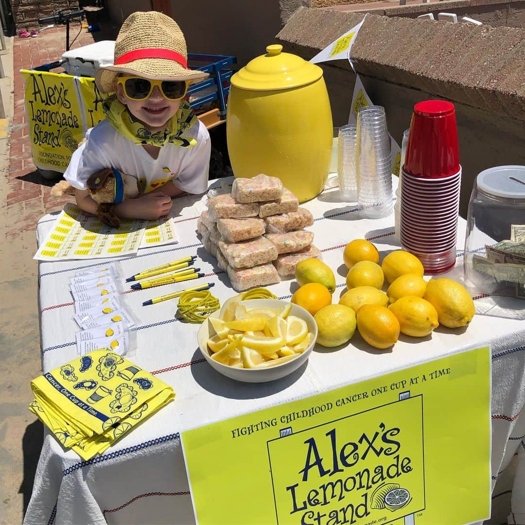 ジミー・キンメルさんのインスタグラム写真 - (ジミー・キンメルInstagram)「Jane manning the stand to support @alexslemonade !」8月11日 5時24分 - jimmykimmel