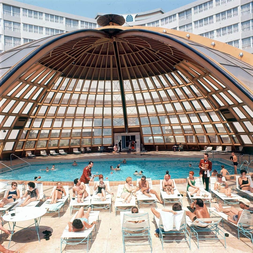 lifeさんのインスタグラム写真 - (lifeInstagram)「Guests are served cocktails beside the dome-covered swimming pool at the International Inn Hotel in Washington, DC, 1963. (Yale Joel—The LIFE Picture Collection/Getty Images) #LIFE #WashingtonDC #VintageColor」7月27日 22時18分 - life