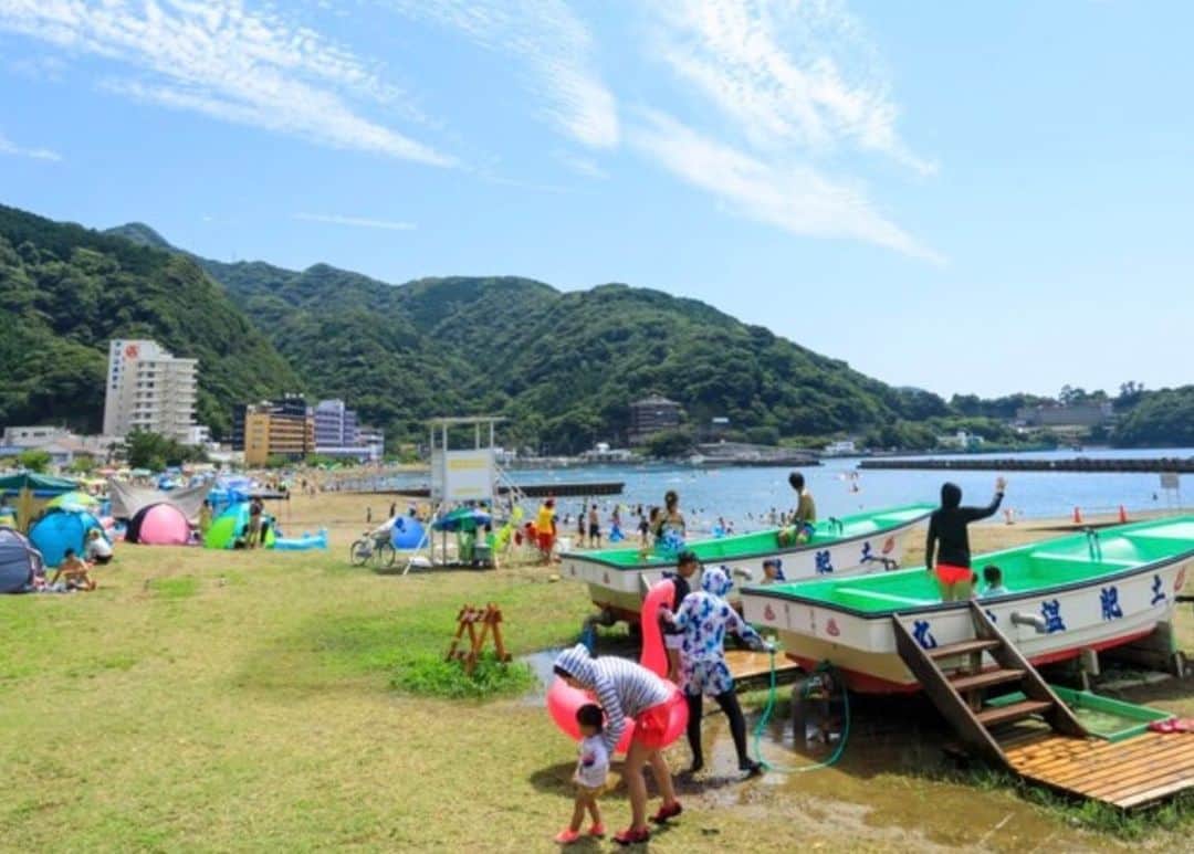 ～IRORIダイニング～ゆとりろ西伊豆のインスタグラム：「【〜宿泊と夏のイベントを満喫する〜土肥温泉】 . こんにちは。#ゆとりろ西伊豆 新田です。 長い梅雨が終わり、いよいよ夏が始まりますが、皆さまご旅行先はお決まりですか？ . . 夏といえば「海水浴、花火大会、盆踊り、シュノーケリング…」想像しただけでワクワクしてしまいますよね。 学生の頃は夏の夜に手持ち花火や肝試し等アクティブに過ごすことが多く、社会人になると、体力温存のためアクティブなイベントと宿泊をセットにして楽しむようになったものです。 皆さまはいかがお過ごしでしょうか。 . . 宿泊とセットにして夏を満喫されたい方にお勧めの観光地が、西伊豆・土肥温泉でございます。 土肥温泉・最大のポイントは、伊豆最大級700mのビーチと海上花火を楽しむ土肥サマーフェスティバルです。 . . 全長700mビーチは最高水質AAに認定されており、敏感肌の方や小さなお子様も安心してご入水が可能。ライフセーバーが常駐し、海の家もあり、さらには夕刻になると日本一といわれる美しい夕日をご観覧いただけます。 . . そして、土肥サマーフェスティバル。海上に打ち上がる2000発の花火、そして、感動のフィナーレに相応しいナイアガラの滝。フィナーレだけでも見る価値があるといわれるほど、絶大な人気を誇る花火大会でございます。 . . 夏のイベントを満喫した最後が車の運転…では日常の疲れも取れないはずです。 是非、宿泊と夏のイベントをセットにしてお楽しみください。 当館は土肥海水浴場・花火大会の会場どちらも徒歩10分にございます♪ . . #伊豆 #西伊豆 #ゆとりろ西伊豆ANNEX #旅行 #旅行好きな人と繋がりたい #温泉 #家族旅行 #土肥 #海 #ビーチ #japan #izu #travel #sea #onsen #sunset #beach #花火大会」