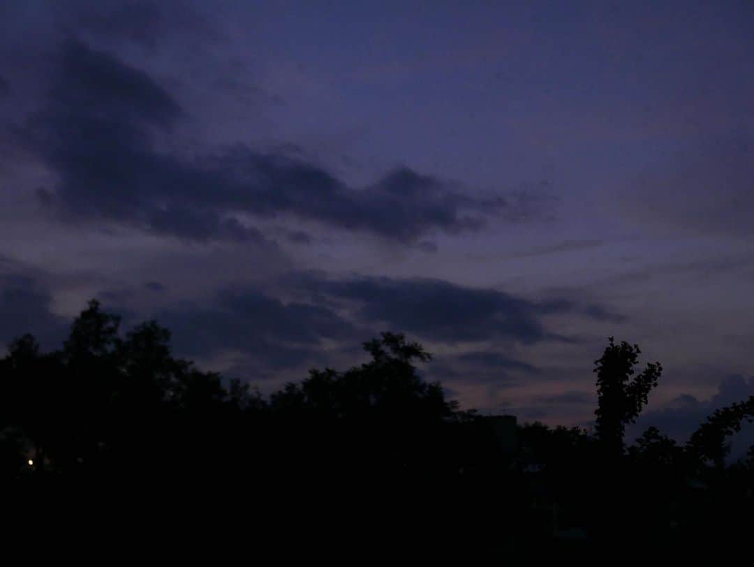 ユン・スンアさんのインスタグラム写真 - (ユン・スンアInstagram)「_ 우연히 해질녘 산책을 나갔는데 하늘이 분홍빛에 그림 같았다. 급하게 라이카를 가지고 나왔는데 하늘은 기다려주지 않았다. 너무 담고 싶었는데. 📸_기다려주지 않는 하늘 그리고 Leica D LUX 오늘 분홍하늘 보신분 손~👋🏻」7月27日 22時16分 - doflwl