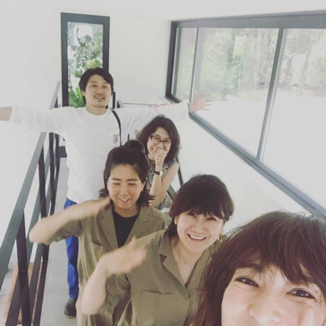 小泉里子さんのインスタグラム写真 - (小泉里子Instagram)「@story_love40 の撮影にて。  @sadaebam と @ithamako がコーデイネートかぶりした本日w 久々にヘアーのエイジくんとも一緒で終始楽しい撮影でした〜と。」7月27日 22時16分 - satokokoizum1