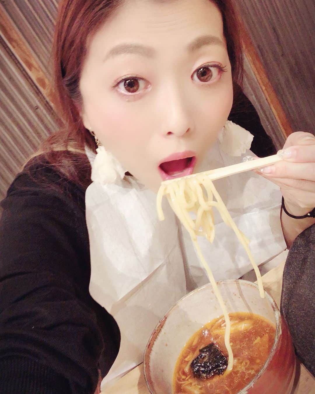 Liaさんのインスタグラム写真 - (LiaInstagram)「ねこカフェの前には腹ごしらえ。子2人も一緒に、私の大〜好きな「やすべえ」さんへ🍜それはそれは、子供達も「これ美味しい〜」と言って食べていました👍😋 #日本の味 #やすべえ #つけ麺 #辛味ダブル #渋谷」7月27日 22時16分 - lia_vocalist