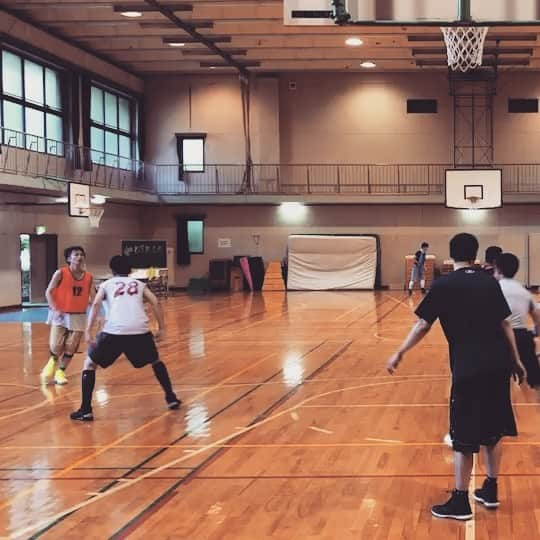 大石翔大のインスタグラム：「真夏の体育館。 死ねる。久々のバスケー⛹️‍♂️🏀」