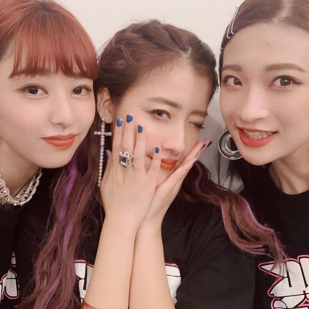 夏焼雅さんのインスタグラム写真 - (夏焼雅Instagram)「PINK CRES. LIVE TOUR 2019 〜CONFUSION〜﻿ 初日来てくれた皆さんありがとうございました🏹💕💕﻿ ﻿ 写真はpink classのみんなから頂いた素敵なお花💐﻿ いつもありがとう💕﻿ みんなからいつもこうして愛を送ってもらって幸せです🥺 ﻿❤️❤️❤️ ﻿ 改めて、、Liveって楽しい♥︎ 最高♥︎ ﻿ ファンのみんなといっぱい目を合わせてたくさんの笑顔で溢れるツアーにしたいなって思ってるので、﻿ みやと目が合ったらニコニコスマイル見せてね🥰﻿💓💓💓 ﻿ さぁさぁ！！！﻿ 明日7/28(日)	柏ThumbUp (千葉)﻿ 楽しんでいこうぜ🤘🏽🔥🔥🔥﻿ みんなに会えるの楽しみにしてるよ〜💖﻿ ﻿ #pinkcres﻿ #pinkclass﻿ #tour」7月27日 22時17分 - miyaaa0825