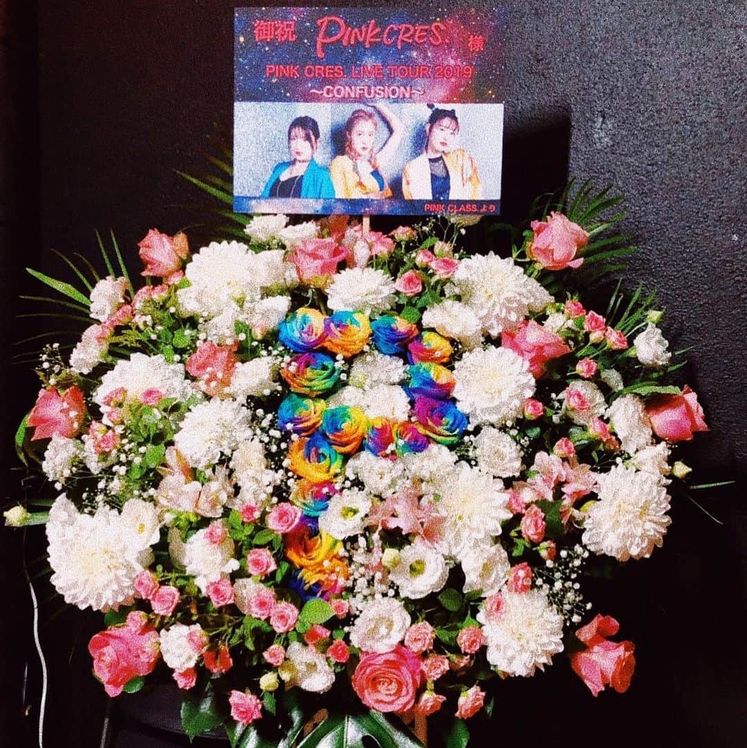 夏焼雅さんのインスタグラム写真 - (夏焼雅Instagram)「PINK CRES. LIVE TOUR 2019 〜CONFUSION〜﻿ 初日来てくれた皆さんありがとうございました🏹💕💕﻿ ﻿ 写真はpink classのみんなから頂いた素敵なお花💐﻿ いつもありがとう💕﻿ みんなからいつもこうして愛を送ってもらって幸せです🥺 ﻿❤️❤️❤️ ﻿ 改めて、、Liveって楽しい♥︎ 最高♥︎ ﻿ ファンのみんなといっぱい目を合わせてたくさんの笑顔で溢れるツアーにしたいなって思ってるので、﻿ みやと目が合ったらニコニコスマイル見せてね🥰﻿💓💓💓 ﻿ さぁさぁ！！！﻿ 明日7/28(日)	柏ThumbUp (千葉)﻿ 楽しんでいこうぜ🤘🏽🔥🔥🔥﻿ みんなに会えるの楽しみにしてるよ〜💖﻿ ﻿ #pinkcres﻿ #pinkclass﻿ #tour」7月27日 22時17分 - miyaaa0825