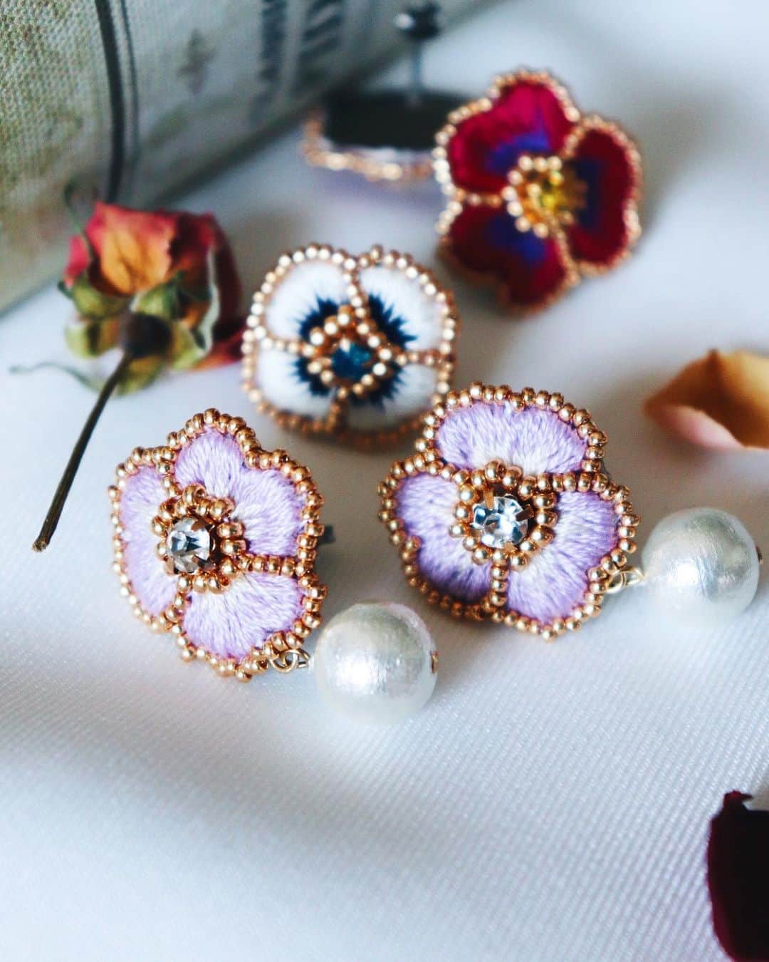 handmade shopのインスタグラム：「お久しぶりの投稿です！﻿ ﻿ ビッグサイトで開催された﻿ HMJは無事に終了し﻿ 九州に戻ってきました😊﻿ ﻿ いつも遊びに来てくださる方や﻿ はじめましての方もありがとうございました❣️﻿ ﻿ online shopをメインで活動しておりますので﻿ 実際にお客さまのお顔を見られることに﻿ 喜びを感じています💓﻿ ﻿ にこにこ笑顔で帰っていかれるお顔が﻿ とても印象的でした✨﻿ ﻿ ﻿ さて次回の販売は﻿ 8月のonline shop販売会です！﻿ ﻿ まずお知らせなのですが﻿ 9月からお花のアクセサリーの﻿ リニューアルを考えています🌼﻿ ﻿ 2018年11月からはじまった﻿ online shop販売会﻿ ﻿ 毎回多くの方にご購入いただき﻿ とても嬉しく思っています😊﻿ ﻿ 刺繍の繊細さに感動していただき﻿ お花のアクセサリーを色違い、﻿ デザイン違いで集められている方も﻿ たくさんいらっしゃいます💓﻿ ﻿ そこで﻿ 「もっと素敵な…もっと本物に近いものをお届けしたい…！」﻿ と思うようになってきました。﻿ ﻿ お顔に近い耳元につけるアクセサリーは﻿ つけている方の印象を決めるものだと﻿ 思っています🌼﻿ ﻿ 31歳になったわたし自身﻿ 数年前に比べると﻿ より質の良いものを身につける意識が﻿ 強くなっています…！﻿ ﻿ せっかくお手にとっていただいている﻿ アクセサリーなのですから﻿ クスクスミスチーフのアクセサリーを﻿ つけられる方を﻿ より美しく、より輝かしく﻿ みせることができればそれが本望です。﻿ ﻿ ﻿ そこで決めたことは﻿ 手軽さを優先して﻿ 使用していた材料や﻿ アクセサリーの仕様など﻿ 一新することです。﻿ ﻿ ﻿ リニューアルの内容としましては﻿ ①お花の真ん中に使っていたガラスのビジューをスワロフスキーへ変更﻿ ②イヤリングの裏仕様変更﻿ ﻿ ﻿ スワロフスキーはビジューの輝きがより増し﻿ カラーバリエーションが豊富なので﻿ さらに素敵な色の組み合わせをしていきたいです！﻿ ﻿ イヤリングの裏仕様変更については﻿ 今まで金属アレルギーでアクセサリーつけることが﻿ できなかった方にもつけていただけるような﻿ 仕様に変更しようと思っています😊﻿ ﻿ 今まで以上に作業工程が増えますので﻿ 作品のリニューアルにともない﻿ 価格の見直しも考えています…！﻿ ﻿ 作品のリニューアル＝値上げになってしまうこと﻿ すごく考えました。﻿ 全て手作業で制作しているものになりますので﻿ ご理解いただけると嬉しいです。﻿ ﻿ ﻿ またリニューアル以外に﻿ お花のリングやお花のピンブローチなど﻿ ピアス、イヤリング以外に﻿ 9月からはアイテム数を﻿ 増やしていく予定ですので﻿ 楽しみにされていてください❣️﻿ ﻿ ﻿ 今までのお花のアクセサリーは﻿ 8月のonline shopで販売が最後になりますので﻿ ぜひこの機会にご覧になってみてください😊﻿ ﻿ 8月のonline shop販売会の日程については﻿ また後日お知らせいたします！﻿ ﻿ ﻿ クスクスミスチーフの活動を応援するよ！﻿ という方は「いいね！」を押していただけると﻿ 嬉しいです❣️﻿ ﻿ 最後まで読んでいただき﻿ ありがとうございます😊💓﻿」