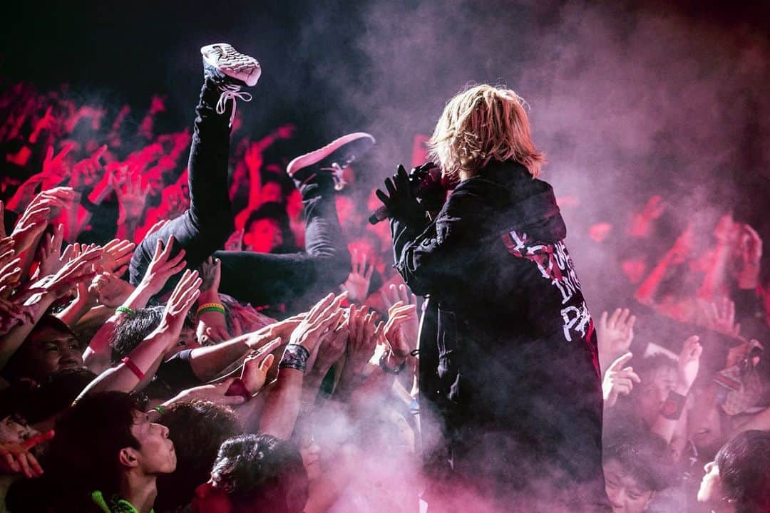 Hydeさんのインスタグラム写真 - (HydeInstagram)「Nagoya Day 3! BEAUTY & THE BEAST was so much fun.  Thank you☆  #HYDELIVE2019 #ZeppNagoya #BeautyAndTheBeast」7月27日 20時47分 - hydeofficial