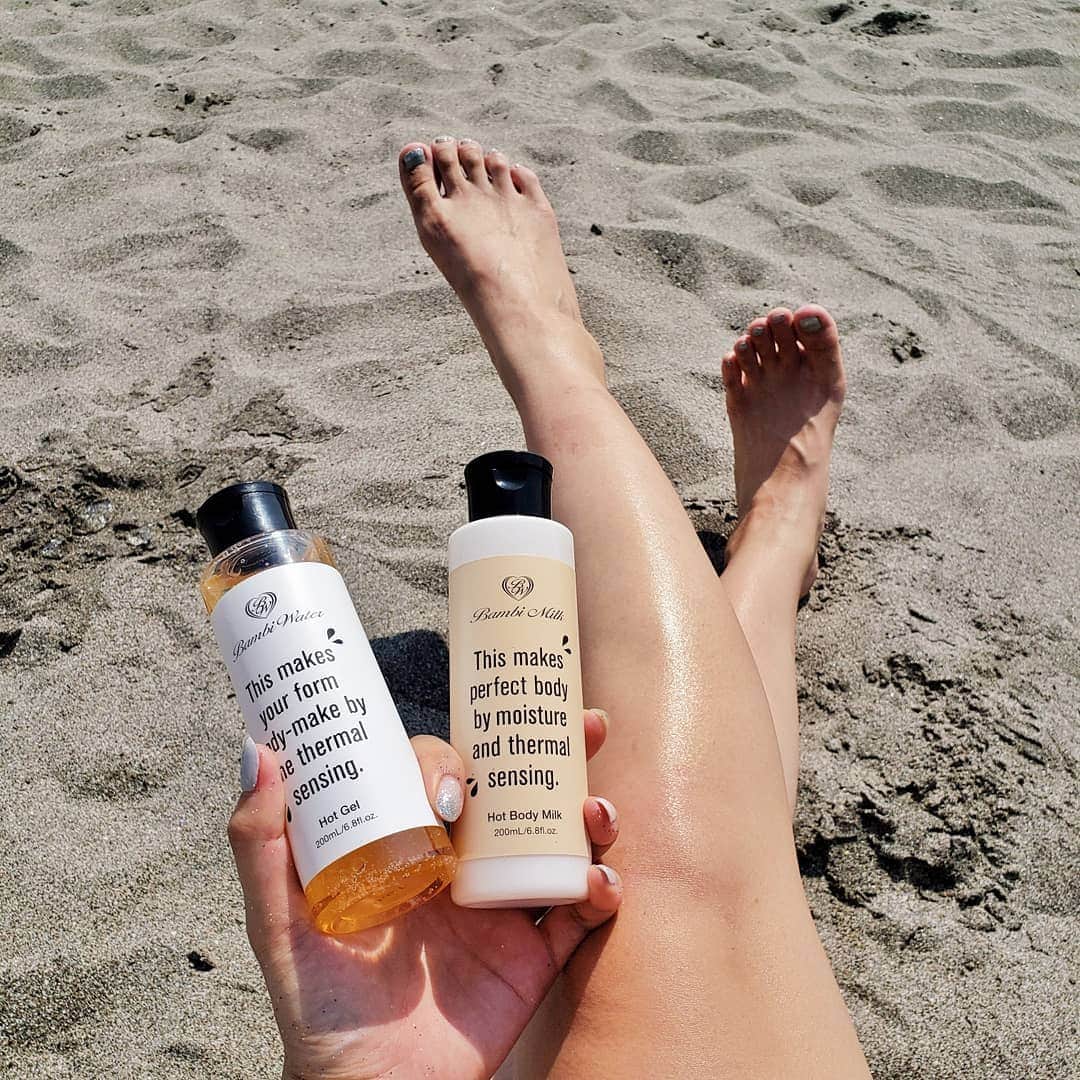 のインスタグラム：「🌊🌊🌊 ． なんだかスッキリしない天気だけど、やっと来週は晴れマーク🌞 ． 早く晴れた日の #海 や #プール の予定たてたい💓 ． ． 露出も多くなるからホームケアで むくみやセルライト解消😆 ． バンビウォーター&ミルク【 @bambiwater_official 】は塗るだけでポカポカ♨️ ． 塗ってるだけでも効果ありそうだけど、マッサージすると気分もリフレッシュして心地いいよ💓 ． 二の腕や太ももの落としにくいところに使ってみよー🙌🙌 ． ． #bambiwater #bambimilk #バンビウォーター #バンビミルク #スリミングジェル #マッサージオイル #セルライト #ボディクリーム #むくみ #ダイエット #脚やせ #脚痩せ #足痩せ #ボディケア #むくみ解消 #太もも痩せ #部分痩せ #オーガニック#引き締め #美容 #コスメ #エステ #ボディメイク #美ボディ」