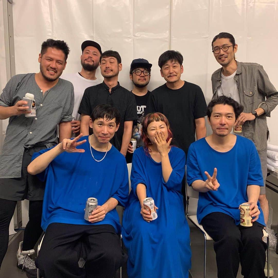 ミトさんのインスタグラム写真 - (ミトInstagram)「・ ・ FUJI ROCK FESTIVAL 19' ・ clammbon @ WHITE STAGE ・ ご来場、ご視聴頂き本当にありがとうございました！！ ・ 雨の強い中、あんなにも沢山の人が来てくれて、、、 ・ 本当に、言葉が出ないほど嬉しかったです！！ ・ FUJI ROCKのSTAGEで得られる感動は、 ・ ホントいつも特別なんです。。 ・ そんな皆さんにプレゼントした特別ゲストとカバー。 ・ 皆さん喜んで頂けましたか？？ ・ フジロック参加決定からtoeチーム、 ・ そして徳澤青弦と一緒に演ると決めてた ・ "reflection eternal"。 ・ 気がついたらいろんな想いがこもった"心を癒す曲"として、 ・ あのWHITEに響いてくれてたらと、 ・ 願います。 ・ いやあ、しかしあっいう間だったなあ、、、 ・ しばらくはこの余韻を感じながら、 ・ 引き続きフジを楽しみたいと思います！ ・ 重ねて皆さんに本当にありがとうございました！！ ・ たーのーしーむーぞー✨ ・ ・ #クラムボン #clammbon #frf2019 #fujirockfestival #フジロック #whitestage #toe #徳澤青弦 #reflectioneternal #nujabes」7月27日 20時54分 - micromicrophone