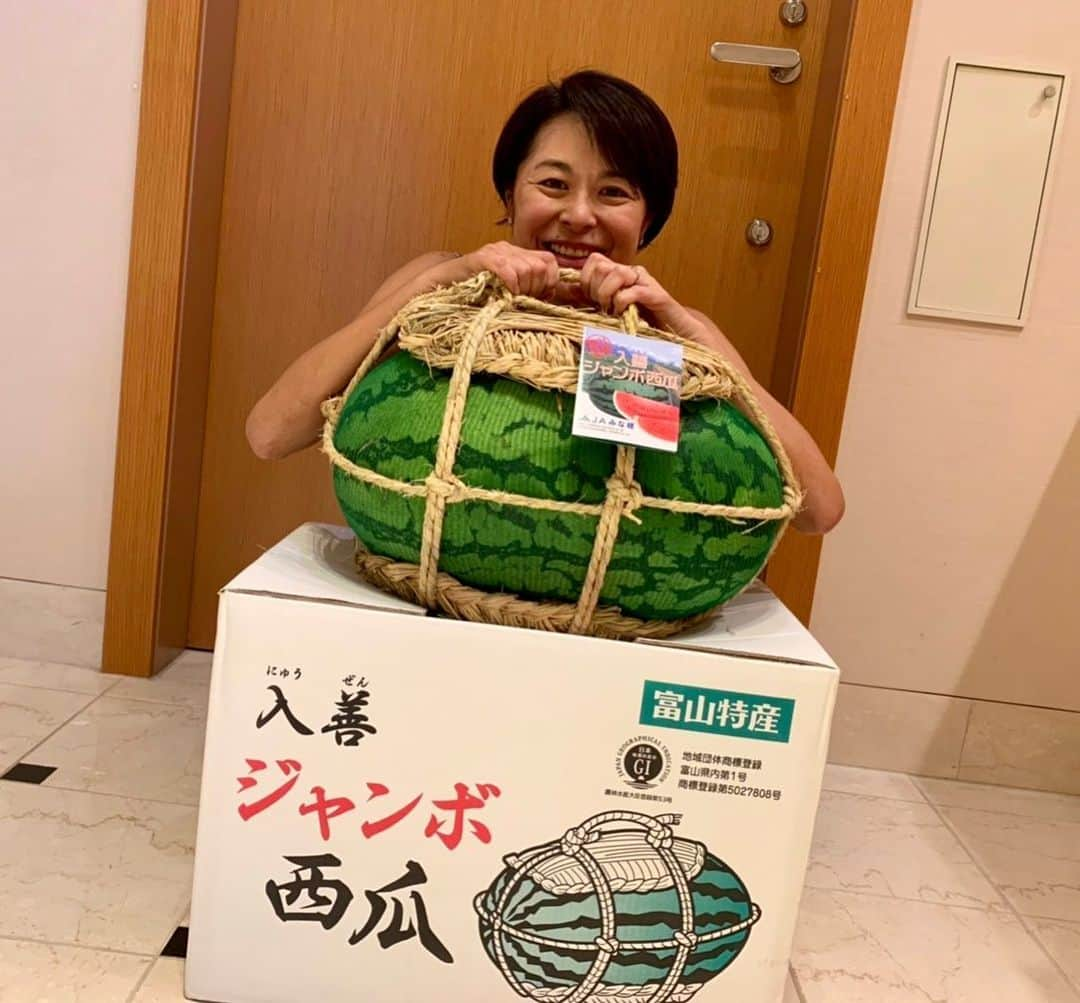 王理惠さんのインスタグラム写真 - (王理惠Instagram)「18.5kg❗️入善町の皆さま、ありがとうございます😊🍉🙏#富山県#入善町#入善ジャンボ西瓜#西瓜」7月27日 20時54分 - rieoh19700307