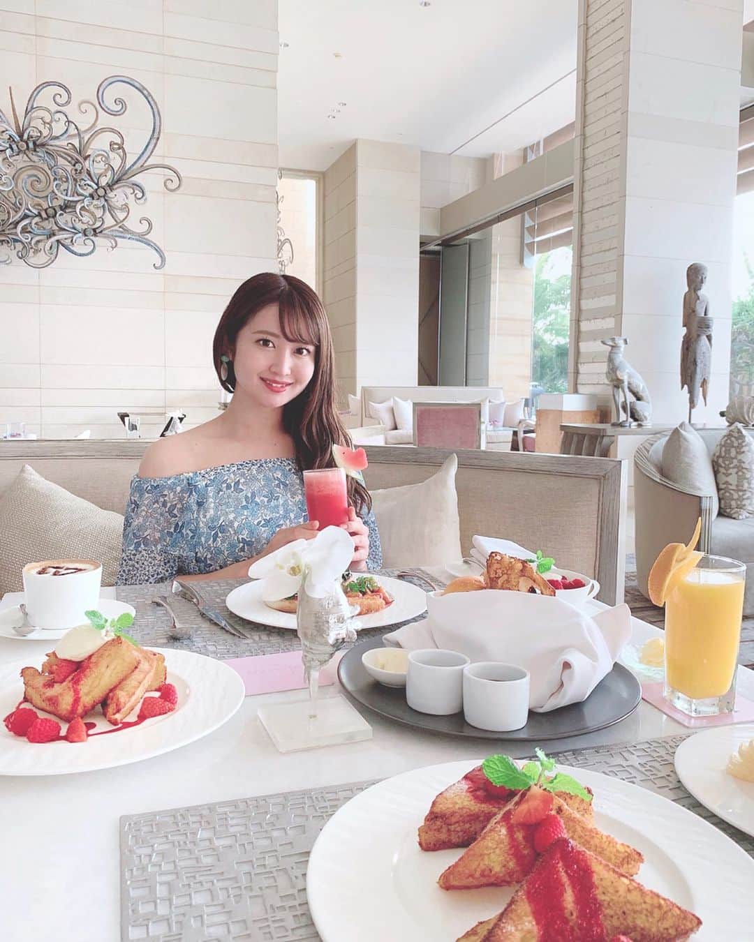 のインスタグラム：「♡ . もう少しバリ島の投稿に お付き合い下さい🙇🏻‍♀️💕💕 . . ホテルの朝食🍽🌹✨ . プールからの海が見える景色が 目の前に広がっていて とっても開放感のある空間☺️💓💓 . どれも美味しかったです🥺❤️ 撮影用にお料理多めです。笑 . #escapetomulia #bali #indonesia #baliIndonesia #shooting #travel #trip #instatravel #breakfast #photographic #instagood #instagramjapan #japanesegirl #girls #バリ #バリ島 #インドネシア #バリ島旅行 #女子旅 #朝食 #月刊Cheek #ガルーダ航空 #夏コーデ #さわーコーデ #さわー海外 #沢井里奈」